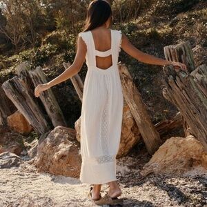 Indi & Cold San Sebastián Elegant Cream Maxi Dress
